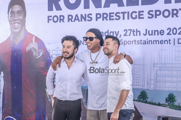 Dua chairman RANS Nusantara FC, Rudy Salim (kiri) dan Raffi Ahmad (kanan), sedang foto bersama Ronaldinho (temga) di Sport Center timnya yang terletak pada kawasan Pantai Indah Kapuk 2, Tangerang, Banten, 27 Juni 2022.