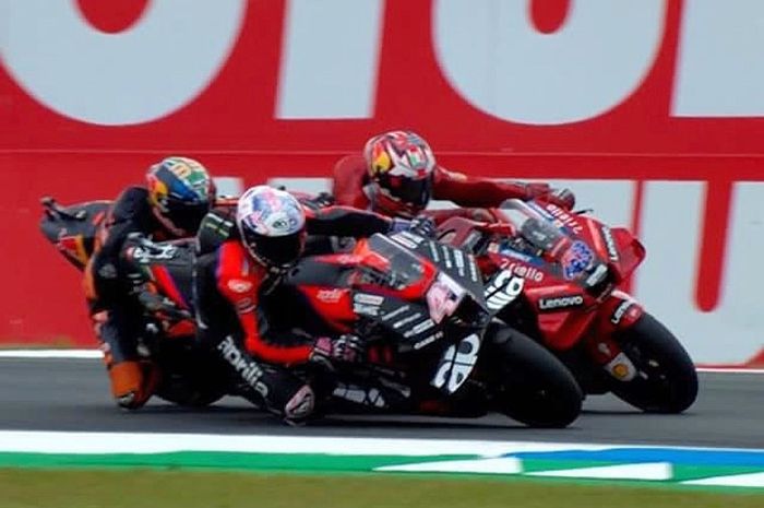 Aksi overtake Aleix Espargaro (Aprilia) ke Brad Binder (Red Bull KTM) dan Jack Miller (Ducati Lenovo) di MotoGP Belanda 2022.