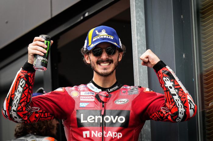 Pembalap Ducati Lenovo, Francesco Bagnaia, melakukan selebrasi usai memenangi balapan MotoGP Belanda 2022.