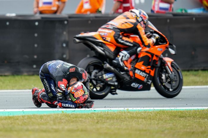 Pembalap Monster Energy Yamaha, Fabio Quartararo, setelah terjatuh di Tikungan 5 Sirkuit Assen pada balapan MotoGP Belanda 2022.