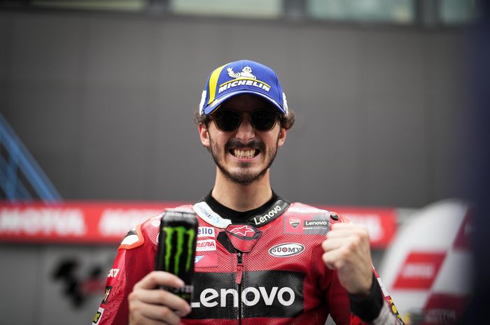 Pembalap Ducati Lenovo, Francesco Bagnaia, berpose sambil tersenyum usai meraih kemenangan MotoGP Belanda 2022 di Sirkuit Assen, Minggu (26/6/2022).