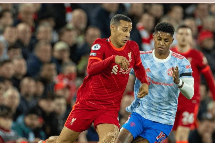 Aksi gelandang Liverpool, Thiago Alcantara, berebut bola dengan penyerang Manchester United, Marcus Rashford.