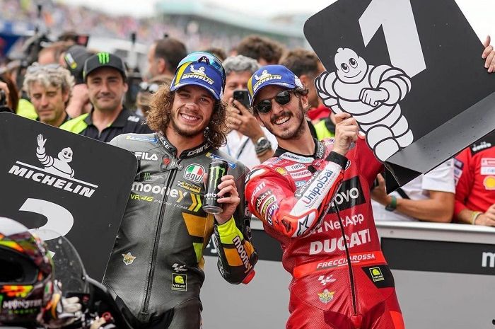 Francesco Bagnaia (kanan) dan Marco Bezzecchi (kiri) sabet podium pertama dan kedua di MotoGP Belanda 2022.