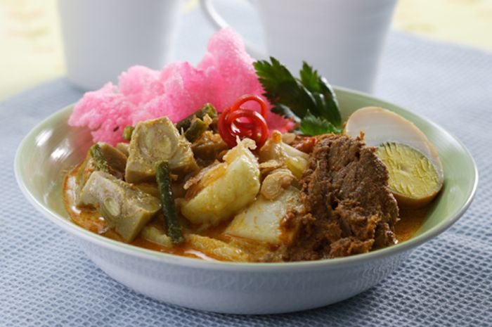 Hidangan ketupat Padang