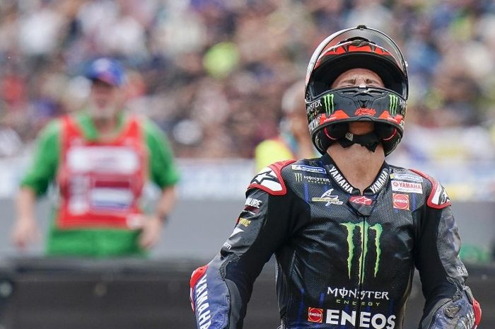 Ekspresi kekecewaan pembalap Monster Energy Yamaha, Fabio Quartararo, setelah terjatuh pada balapan MotoGP Belanda di Sirkuit Assen, Belanda, 26 Juni 2022.