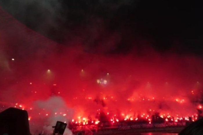 Flare  saat pertandingan Persib lawan Persebaya di stadion GBLA.