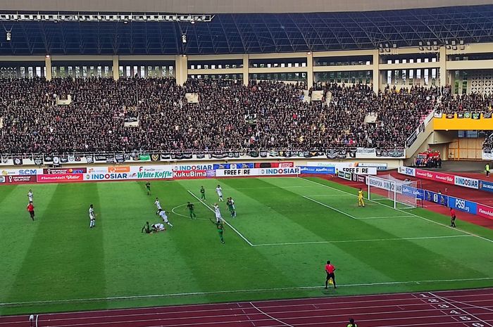 Suasana pertandingan PSS Sleman vs Dewa United pada laga terakhir Grup A Piala Presiden 2022.