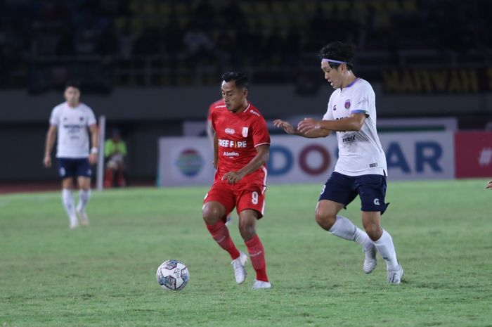 Striker Persis Solo, Samsul Arif (kiri), berduel melawan Bae Sin-yeong pada laga terakhir Grup A Piala Presiden 2022.
