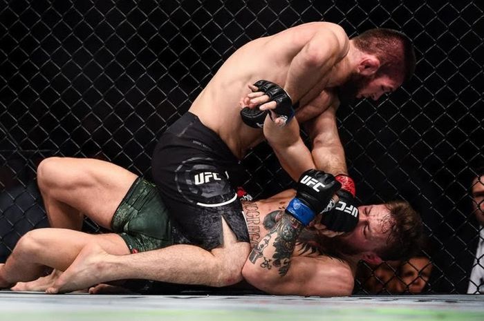 Khabib Nurmagomedov saat menindih Conor McGregor dalam pertarungannya di UFC 229 (6/10/2018).