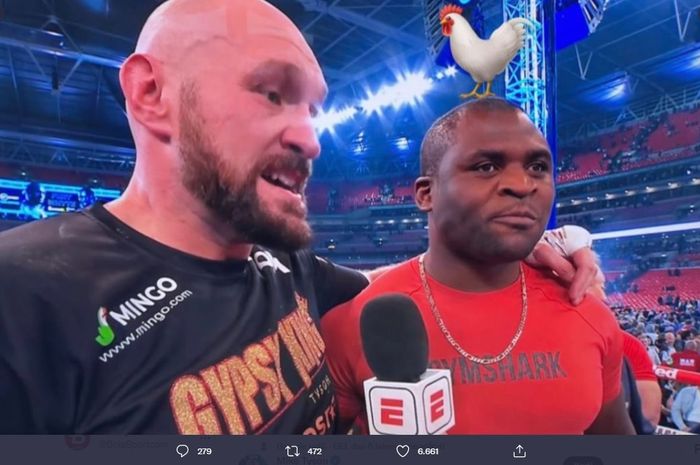 Tyson Fury melempar sindiran kepada Francis Ngannou dengan meletakkan gambar ayam di atas kepalanya