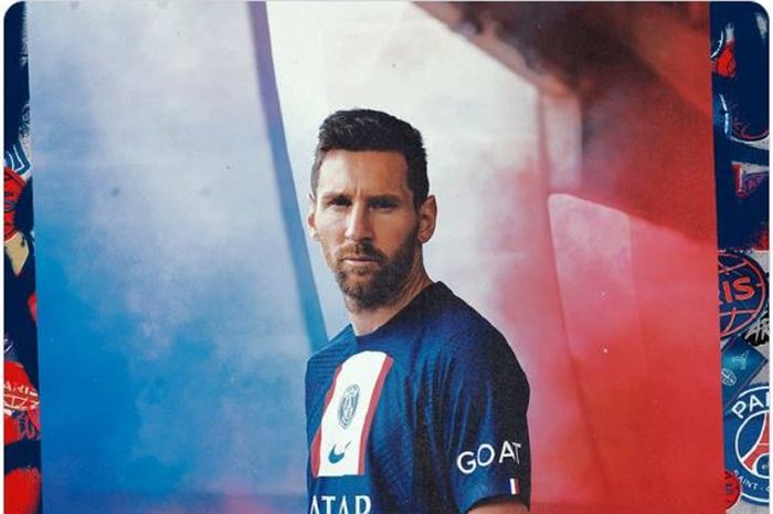 Lionel Messi mengenakan jersei Paris Saint-Germain bertuliskan GOAT untuk musim 2022-2023.
