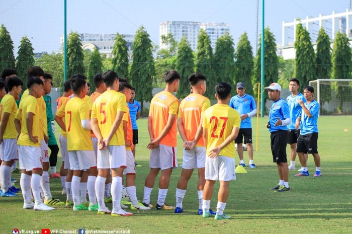 Pelatih Timnas U-19 Vietnam, Dinh The Nam.
