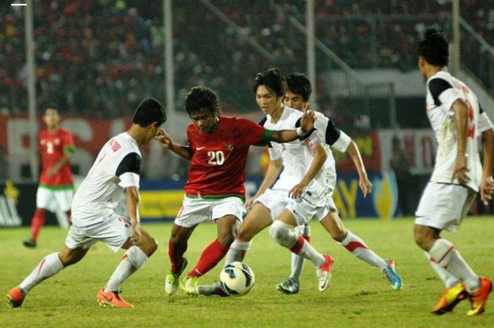 Mantan pemain Timnas U-19 Indonesia, Ilham Udin Armaiyn, mendapat kepungan dari para pemain Timnas U-19 Vietnam pada Piala AFF U-19 2013.