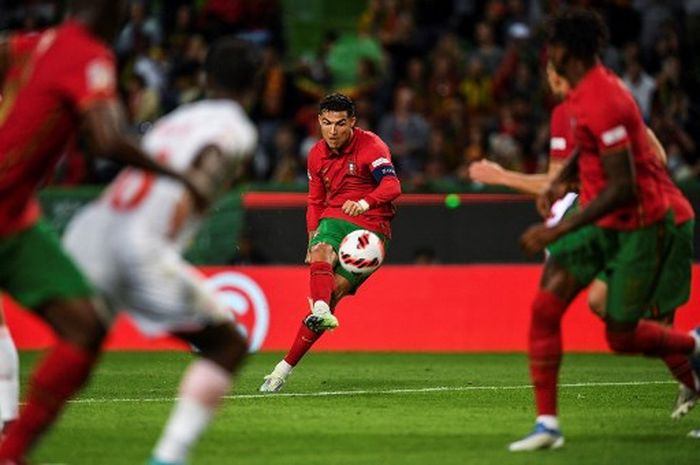 Striker timnas Portugal, Cristiano Ronaldo, melepaskan tembakan dalam laga Liga A Grup 2 UEFA Nations League kontra timnas Swiss di Stadion Jose Alvalade, 5 Juni 2022.