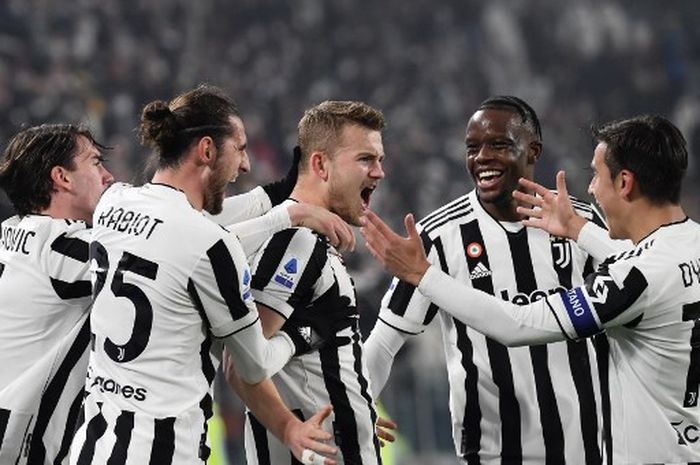 Bek tengah Juventus, Matthijs de Ligt, merayakan gol ke gawang Torino dalam laga Liga Italia di Stadion Allianz, 18 Februari 2022.