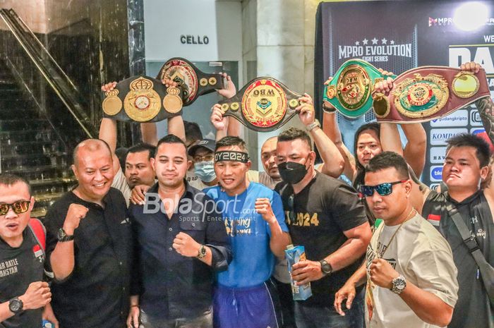 Petinju asal Indonesia, Daud Yordan, membawa banyak sabuk juara dalam sesi jumpa pers MPRO Evolution Fight Series di Balai Sarbini, Senayan, Jakarta, 30 Juni 2022.