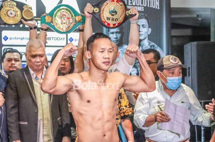 Petinju asal Indonesia, Daud Yordan, sedang berfoto pose menunjukkan otot tangannya dalam sesi jumpa pers jelang laga MPRO Evolution Fight Series di Balai Sarbini, Senayan, Jakarta, 30 Juni 2022.