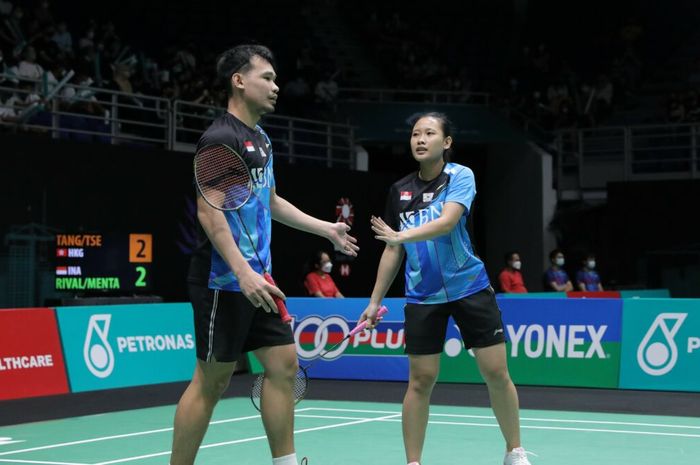 Pasangan ganda campuran Indonesia, Rinov Rivaldy/Pitha Haningtyas Mentari, ketika bertanding pada babak kedua Malaysia Open 2022 di Axiata Arena, Kuala Lumpur, Kamis (30/6/2022).