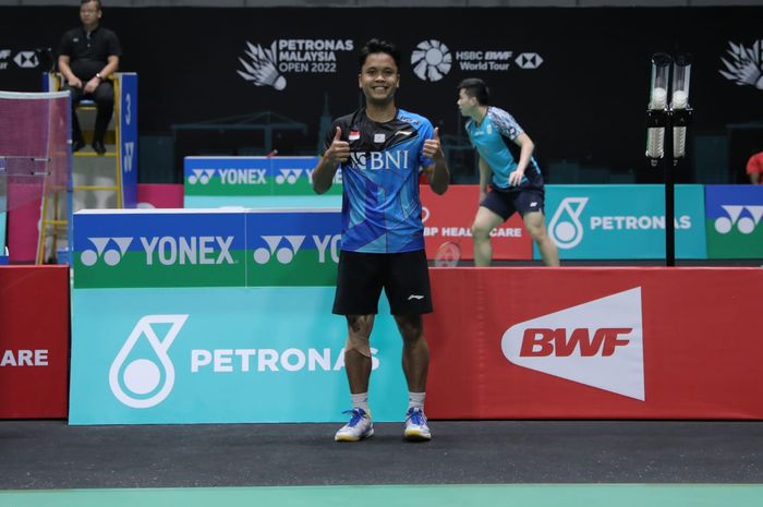 Pebulu tangkis tunggal putra Indonesia, Anthony Sinisuka Ginting, berpose setelah memastikan diri ke perempat final Malaysia Open 2022 di Axiata Arena, Kuala Lumpur, Kamis (30/6/2022).