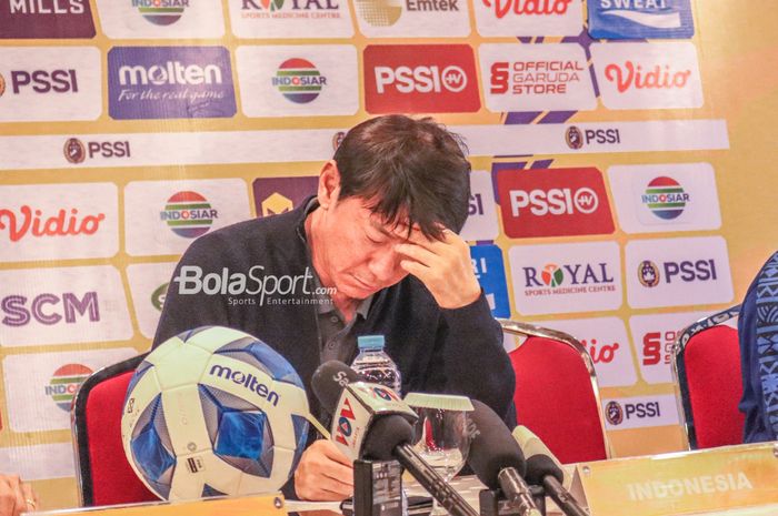 Pelatih timnas U-19 Indonesia, Shin Tae-yong, sempat tertunduk memegangi kepala saat jumpa pers dengan awak media di Hotel Century, Jakarta, 1 Juli 2022.