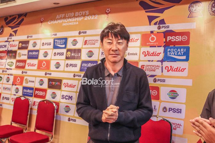 Pelatih timnas U-19 Indonesia, Shin Tae-yong, nampak sumringah saat ditemui awak media di Hotel Century, Jakarta, 1 Juli 2022.