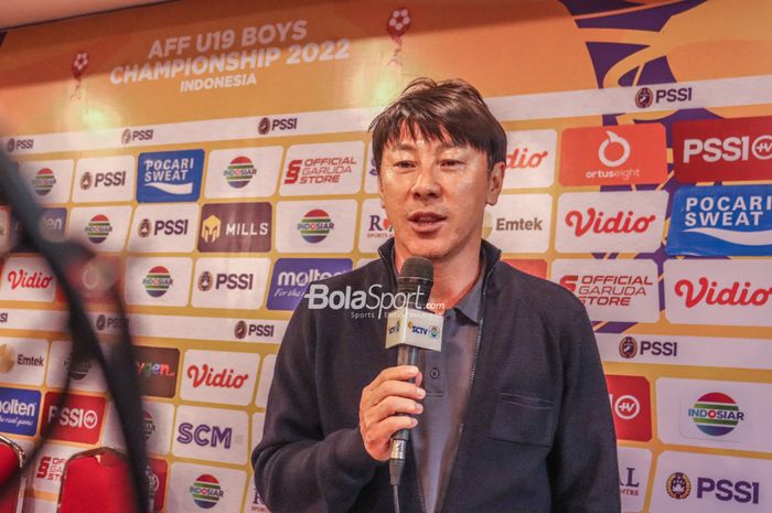 Pelatih timnas U-19 Indonesia, Shin Tae-yong, sedang memberikan keterangan kepada awak media di Hotel Century, Jakarta, 1 Juli 2022.