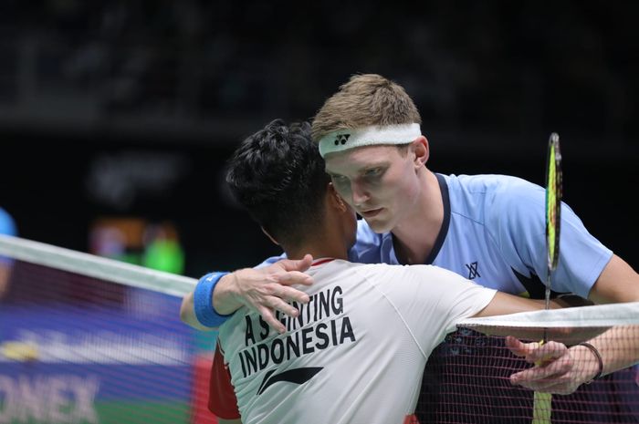 Pebulu tangkis tunggal putra Indonesia, Anthony Sinisuka Ginting (kiri), berpelukan dengan Viktor Axelsen (Denmark) setelah pertandingan mereka pada perempat final Malaysia Open 2022.