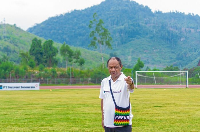 Legenda sepak bola Indonesia yang kini menjadi penasihat Papua Football Academy, Rully Nere.