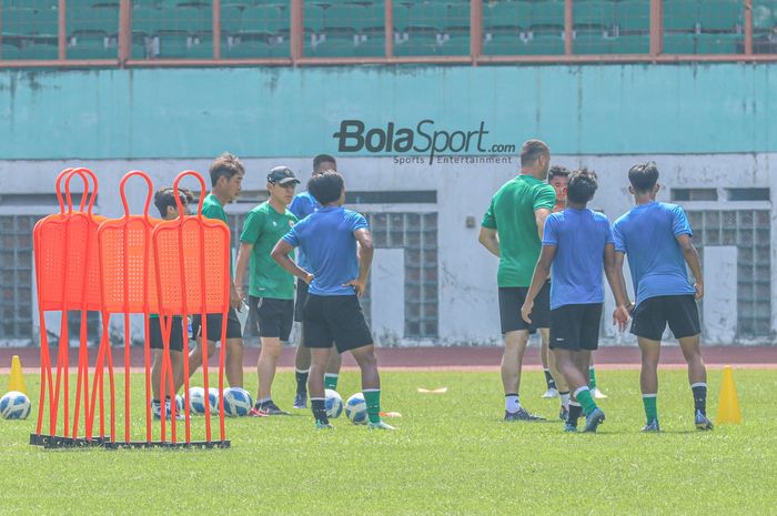 Pelatih timnas U-19 Indonesia, Shin Tae-yong (pakai topi), nampak sedang memimpin latihan para pemainnya di Stadion Wibawa Mukti, Cikarang, Jawa Barat, 1 Juli 2022.
