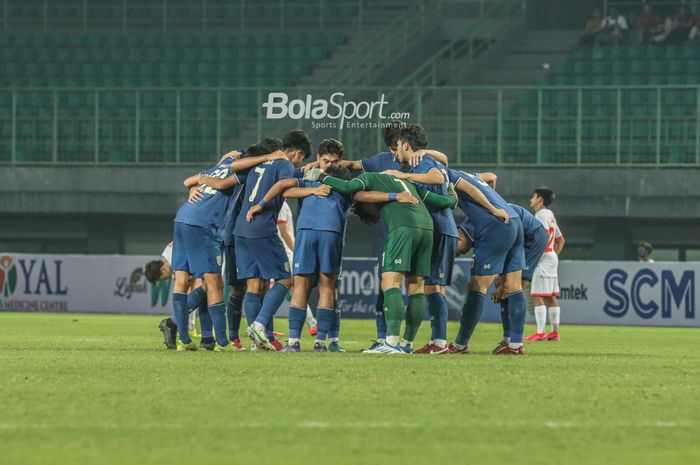 Skuat timnas U-19 Thailand (skuad timnas U-19 Thailand) sedang melakukan briefing saat bertanding di Stadion Patriot Candrabhaga, Bekasi, Jawa Barat, 2 Juli 2022.