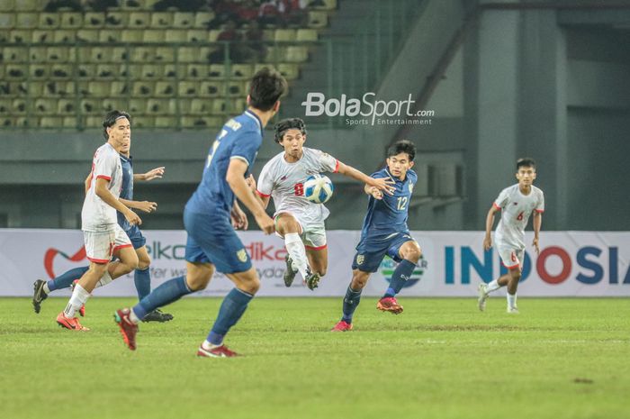 Pemain timnas U-19 Filipina, Kamil Jaser Pendon  Amirul (tengah), sedang menguasai bola dan dibayangi pilar timnas U-19 Thailand bernama Thanawat Salpetch (kanan), di Stadion Patriot Candrabhaga, Bekasi, Jawa Barat, 2 Juli 2022.