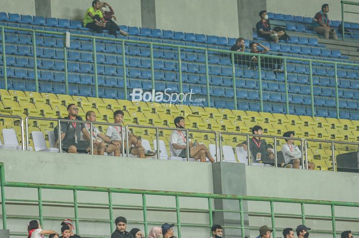 Pelatih timnas U-19 Indonesia, Shin Tae-yong, beserta jajaran sedang memantau pertandingan lawan di Stadion Patriot Candrabhaga, Bekasi, Jawa Barat, 2 Juli 2022.