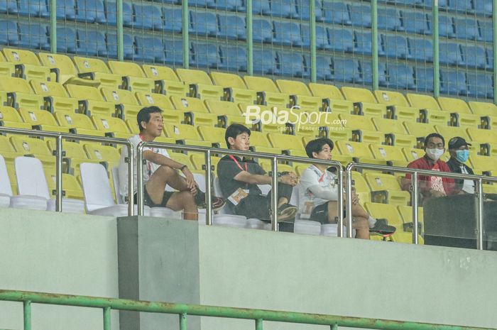 Pelatih timnas U-19 Indonesia, Shin Tae-yong (tengah) sedang memantau pertandingan lawan di Stadion Patriot Candrabhaga, Bekasi, Jawa Barat, 2 Juli 2022.