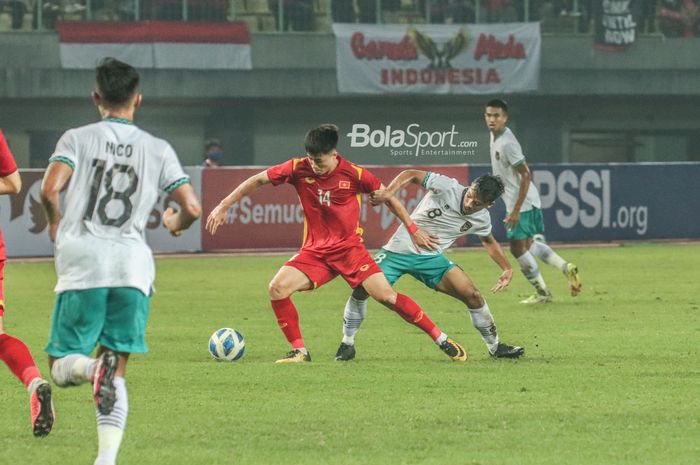 Pemain timnas U-19 Vietnam, Nguyen Van Truong (kiri), sedang menguasai bola dan dibayangi pilar timnas U-19 Indonesia bernama Arkhan Fikri (kanan) di Stadion Patriot Candrabhaga, Bekasi, Jawa Barat, 2 Juli 2022.