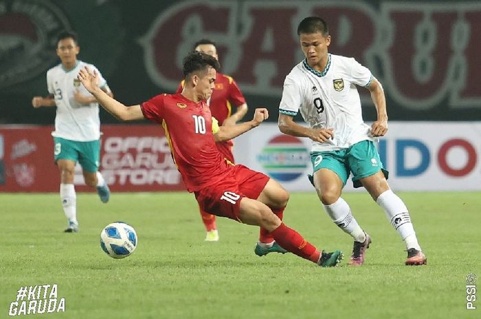 Striker timnas U-19 Indonesia, Hokky Caraka, mendapat kawalan ketat dari pemain timnas U-19 Vietnam, Kwat Van Khant, di Piala AFF U-19 2022.