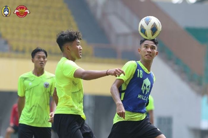 Dua pemain Timnas U-19 Indonesia, Marcell Januar (kiri) dan Marselino Ferdinan, saat menjalani latihan.