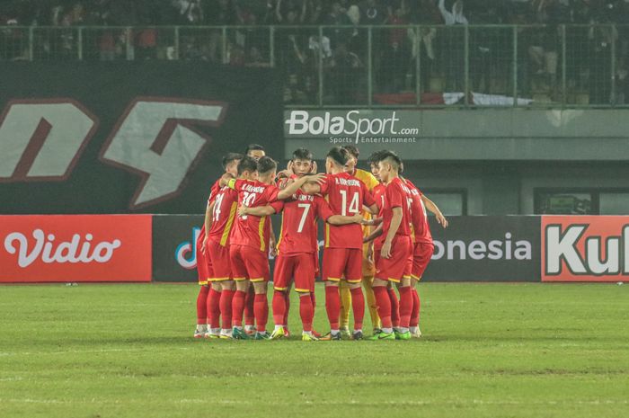 Skuat timnas U-19 Vietnam (skuad timnas U-19 Vietnam) sedang melakukan briefing jelang bertanding di Stadion Patriot Candrabhaga, Bekasi, Jawa Barat, 2 Juli 2022.