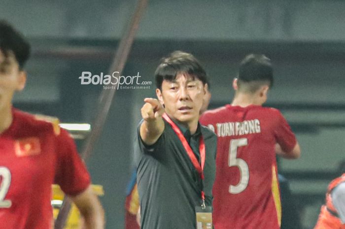 Pelatih timnas U-19 Indonesia, Shin Tae-yong (tengah), nampak sedang memberikan intruksi kepada para pemainnya saat pertandingan di Stadion Patriot Candrabhaga, Bekasi, Jawa Barat, 2 Juli 2022.
