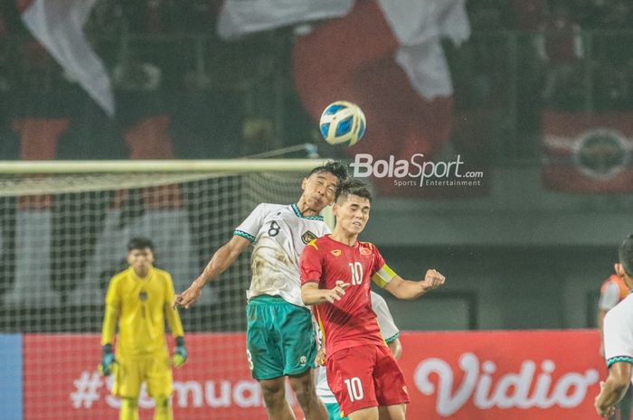 Gelandang timnas U-19 Indonesia, Arkhan Fikri (kiri), sedang berduel udara merebut bola dengan pilar timnas U-19 Vietnam bernama Khuat Van Khang (kanan) saat bertanding di Stadion Patriot Candrabhaga, Bekasi, Jawa Barat, 2 Juli 2022.