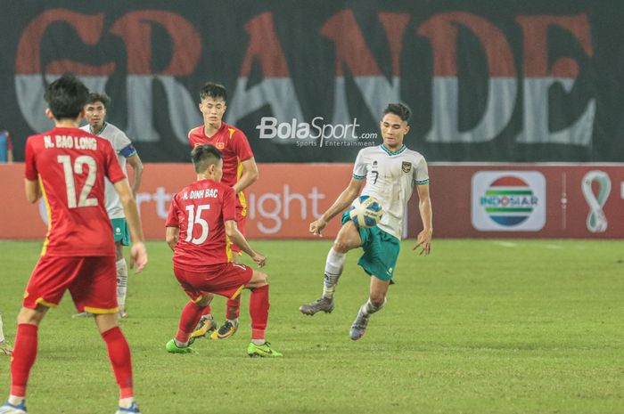 Gelandang timnas U-19 Indonesia, Marselino Ferdinan (kanan), sedang menguasai bola ketika bertanding di Stadion Patriot Candrabhaga, Bekasi, Jawa Barat, 2 Juli 2022.
