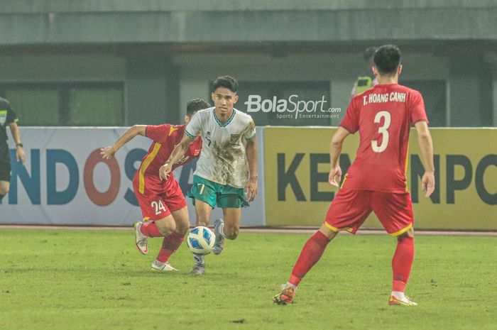 Gelandang timnas U-19 Indonesia, Marselino Ferdinan (kanan), sedang menguasai bola ketika bertanding di Stadion Patriot Candrabhaga, Bekasi, Jawa Barat, 2 Juli 2022.