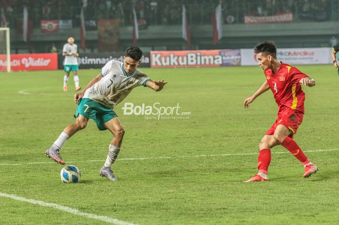 Gelandang timnas U-19 Indonesia, Marselino Ferdinan (kiri), sedang menguasai bola dan dibayangi pemain timnas U-19 Vietnam bernama Vu Van Son (kanan) di Stadion Patriot Candrabhaga, Bekasi, Jawa Barat, 2 Juli 2022.