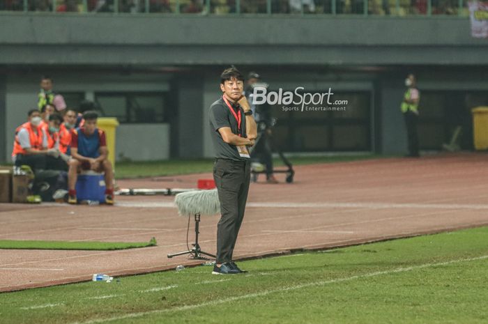 Pelatih timnas U-19 Indonesia, Shin Tae-yong, sedang mengamati para pemainnya yang bertanding di Stadion Patriot Candrabhaga, Bekasi, Jawa Barat, 2 Juli 2022.