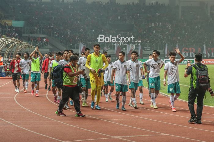 Skuat timnas U-19 Indonesia (skuad timnas U-19 Indonesia nampak memberikan salam kepada para penonton di Stadion Patriot Candrabhaga, Bekasi, Jawa Barat, 2 Juli 2022.