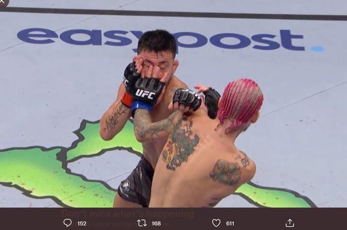 Insiden pencolokan mata yang terjadi dalam duel jagoan setipe Conor McGregor, Sean O'Malley (rambut pink) vs Pedro Munhoz di UFC 276, Minggu siang (3/7/2022) WIB di T-Mobile Arena, Las Vegas, AS. 