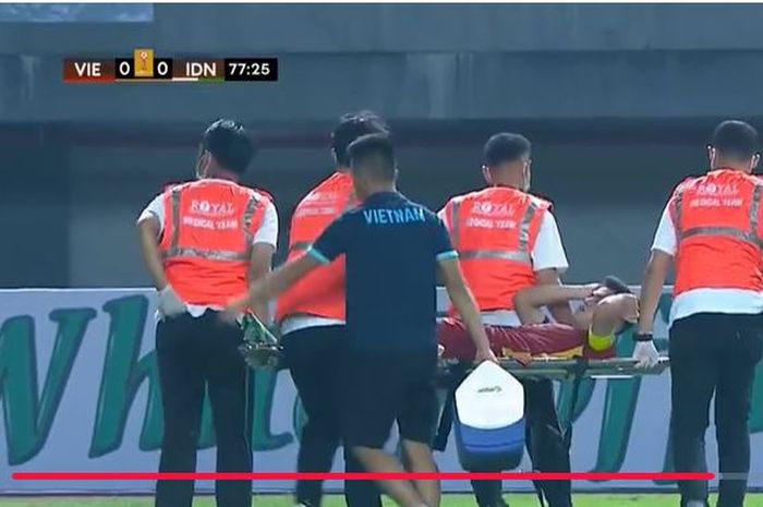 Kapten Timnas U-19 Vietnam, Khuat Van Khang, ditandu keluar lapangan setelah mengalami kram saat melawan Timnas U-19 Indonesia di Piala AFF U-19 2022, Sabtu (2/7/2022).