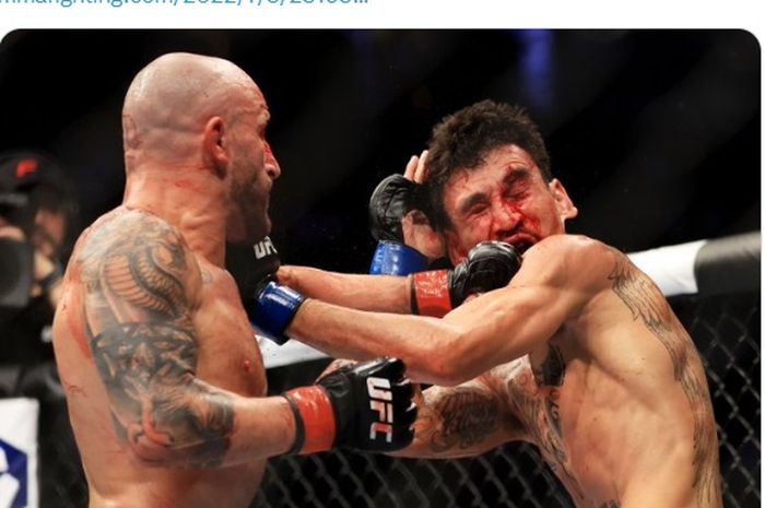 Max Holloway menahan pukulan Alexander Volkanovski pada UFC 276, Minggu (3/7/2022) waktu Indonesia.