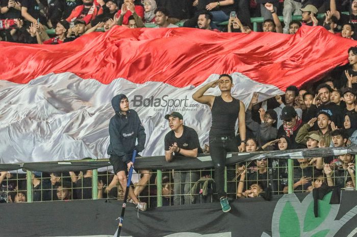 Aksi suporter timnas Indonesia di Stadion Patriot Candrabhaga, Bekasi, Jawa Barat, 2 Juli 2022.