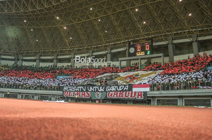 Aksi suporter timnas Indonesia yakni Ultras Garuda yang menampilkan koreo ketika pertandingan di Stadion Patriot Candrabhaga, Bekasi, Jawa Barat, 2 Juli 2022.