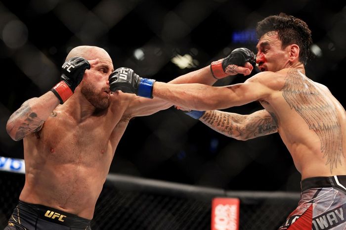 Alexander Volkanovski mengalahkan Max Holloway dalam trilogi untuk mempertahankan gelar kelas bulu pada UFC 276 di T-Mobile Arena, Nevada, Amerika Serikat, 2 Juli 2022